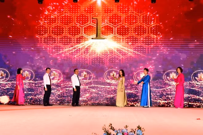 Nghi thức khai mạc Lễ hội áo dài Hải Phòng lần thứ V năm 2026 với chủ đề “Phụ nữ Hải Phòng-Di sản và kết nối”.