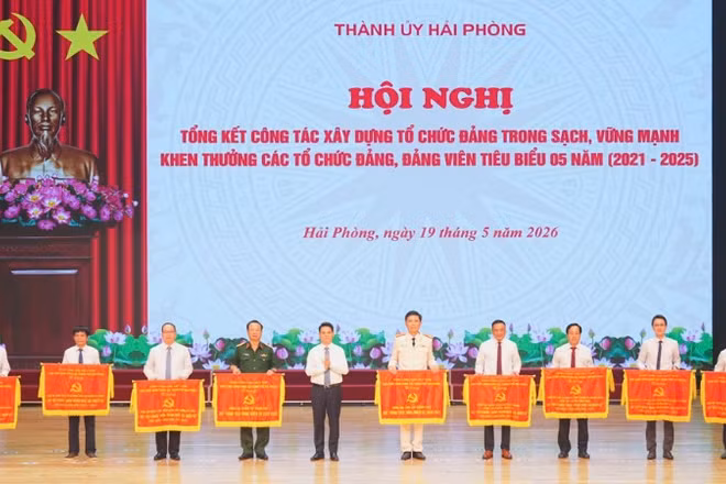 Thường trực Thành ủy Hải Phòng trao Cờ cho các tổ chức đảng hoàn thành xuất sắc nhiệm vụ giai đoạn 2021-2025.
