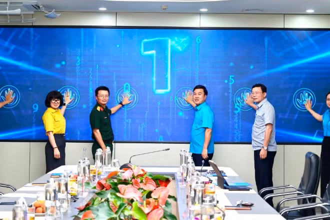 Các đại biểu thực hiện nghi thức khai trương “Hệ thống truy nhập Internet không dây miễn phí tại các khu nhà trọ công nhân”.