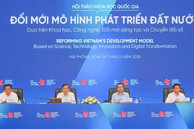 Các đồng chí chủ trì hội thảo.