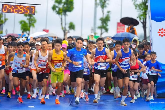 Giải chạy thu hút hơn 8.000 vận động viên trong nước và quốc tế tham gia.