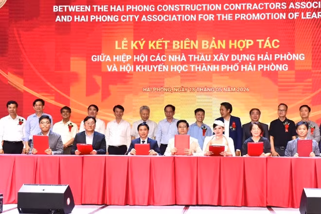 Hiệp hội các nhà thầu xây dựng Hải Phòng và Hội Khuyến học thành phố Hải Phòng ký kết biên bản hợp tác.