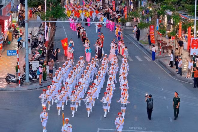 Đoàn diễu hành đi qua các tuyến phố quanh dải vườn hoa trung tâm thành phố Hải Phòng.