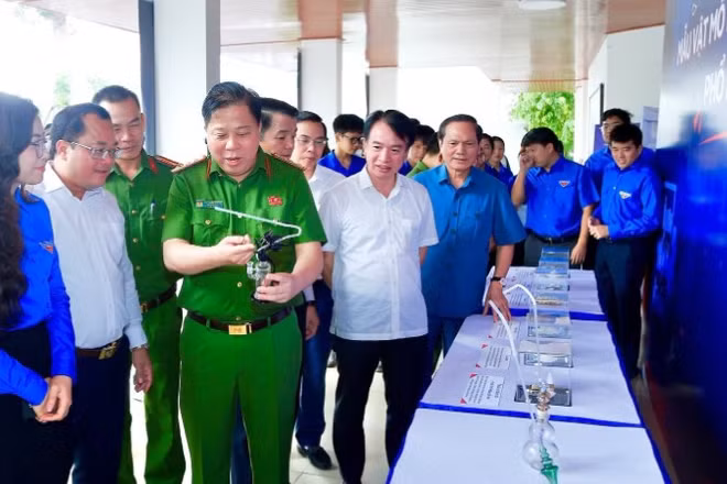 Các đại biểu tham quan không gian trưng bày mẫu vật các loại ma túy phổ biến hiện nay tại chương trình.