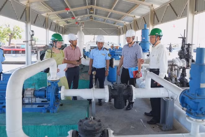 Đoàn khảo sát thực tế hạ tầng kỹ thuật tại kho xăng dầu Đình Vũ. (Ảnh: ĐÀM THANH)