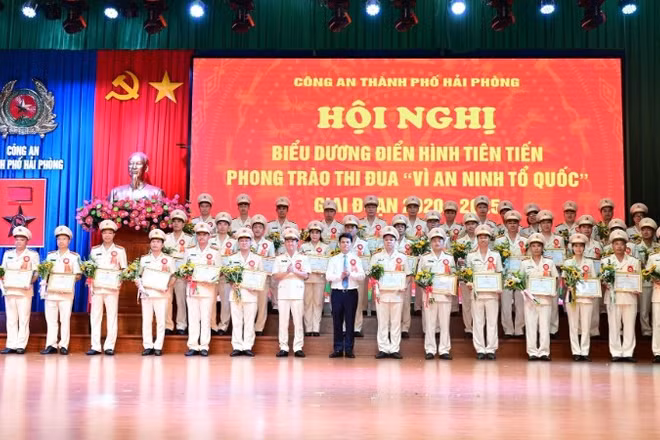 Các điển hình tiên tiến phong trào thi đua “Vì an ninh Tổ quốc” và phong trào “Toàn dân bảo vệ an ninh Tổ quốc” giai đoạn 2020-2025 được khen thưởng. (Ảnh: Công an Hải Phòng)