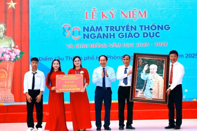 Dịp này, đồng chí Lê Tiến Châu, Bí thư Thành ủy Hải Phòng trao quà là phòng học thông minh trị giá 300 triệu đồng tặng thầy và trò Trường trung học phổ thông Mạc Đĩnh Chi. (Ảnh: DUY THÍNH)
