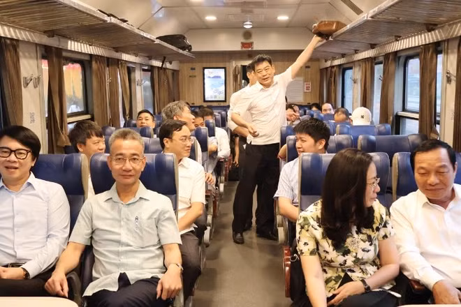 Cán bộ, công chức, viên chức, người lao động đi chuyến tàu HP15 từ phía tây sang trung tâm thành phố Hải Phòng để làm việc. (Ảnh: Cổng TTĐT Hải Phòng)
