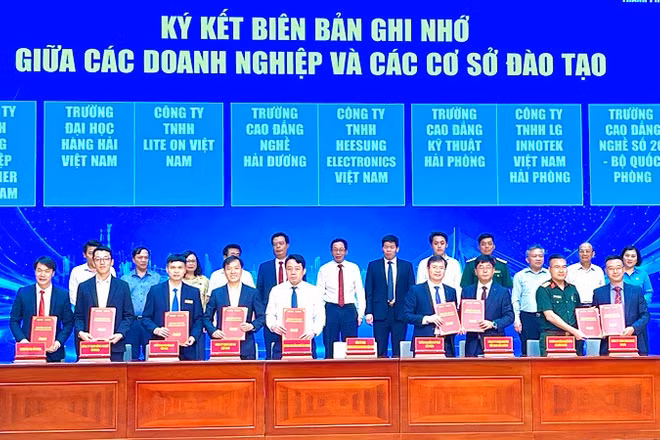 Ký kết biên bản ghi nhớ hợp tác đào tạo giữa các trường và doanh nghiệp.