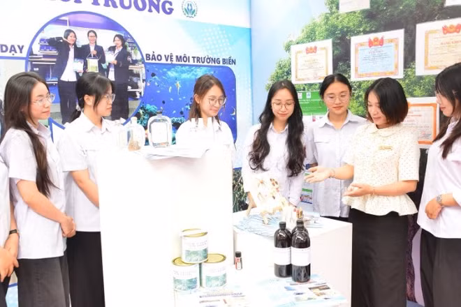 Sinh viên Trường đại học Hàng hải Việt Nam giới thiệu sản phẩm nghiên cứu khoa học.