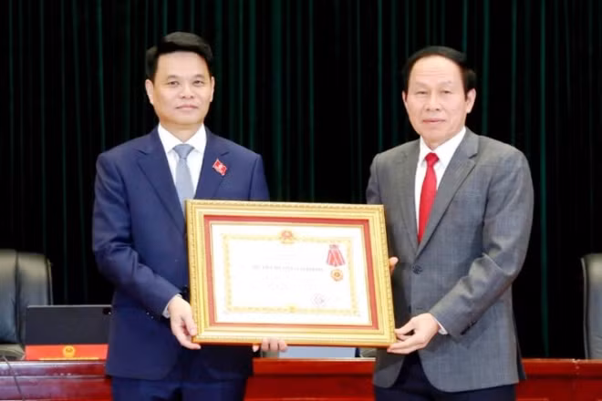 Phó Thủ tướng Chính phủ Lê Tiến Châu trao Huân chương Lao động hạng Nhì cho đồng chí Lê Ngọc Châu, Bí thư Thành ủy, Trưởng Đoàn đại biểu Quốc hội thành phố Hải Phòng.