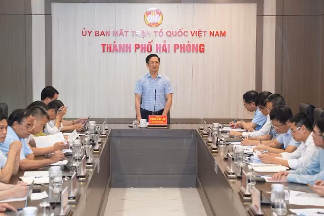 Chủ tịch Ủy ban Mặt trận Tổ quốc Việt Nam thành phố Hải Phòng Phạm Văn Lập chủ trì buổi làm việc.