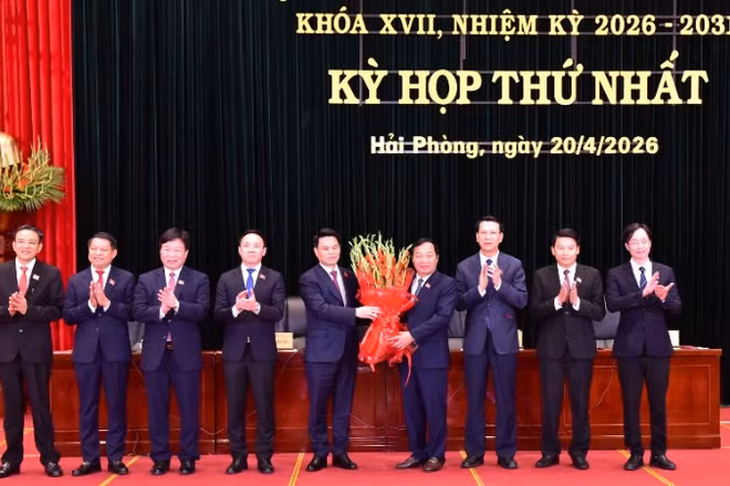 Đồng chí Lê Ngọc Châu, Ủy viên Trung ương Đảng, Bí thư Thành ủy, Trưởng Đoàn đại biểu Quốc hội thành phố Hải Phòng chúc mừng các đồng chí được bầu giữ các chức danh của Hội đồng nhân dân thành phố Hải Phòng khóa XVII, nhiệm kỳ 2026-2031. 