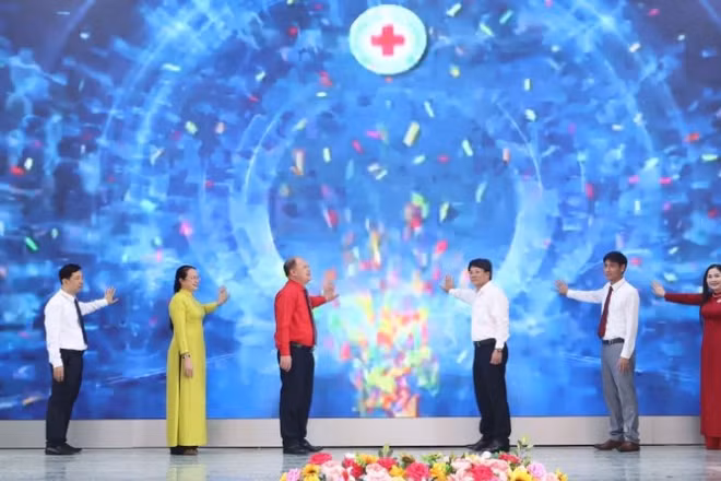 Các đại biểu thực hiện nghi thức phát động Tháng Nhân đạo năm 2026.