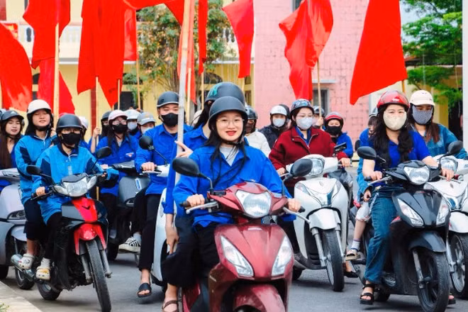 Đội hình thanh niên tình nguyện ra quân tuyên truyền về cuộc bầu cử.