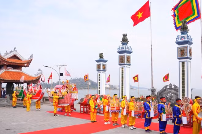 Nhân dân địa phương thực hiện lễ rước đàn. (Ảnh: ĐÀM THANH)