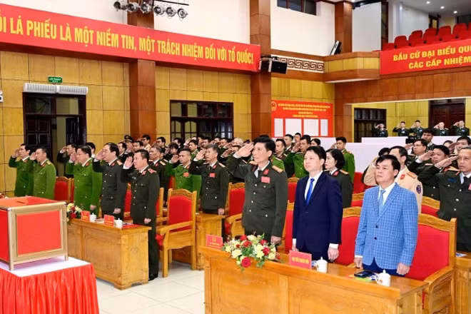 Cán bộ, chiến sĩ Công an thành phố Hải Phòng tham dự Lễ khai mạc bầu cử.