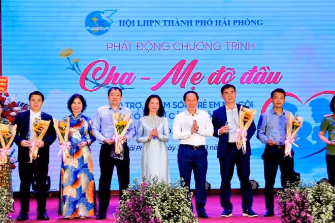 Bí thư Thành ủy Hải Phòng Lê Tiến Châu và Chủ tịch Hội Liên hiệp Phụ nữ thành phố Hải Phòng Trần Thu Hương tặng hoa các nhà hảo tâm đã đồng hành cùng chương trình "Cha - Mẹ đỡ đầu".