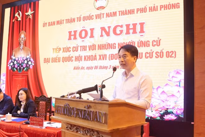 Các ứng cử viên đại biểu Quốc hội khóa XVI tiếp xúc cử tri tại đơn vị bầu cử số 2 thành phố Hải Phòng.