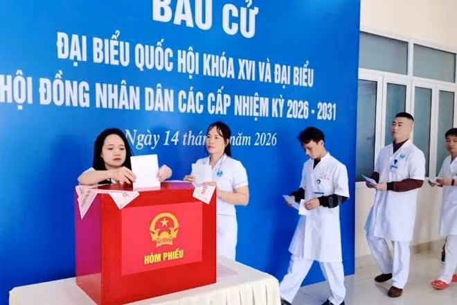 Cử tri đặc khu Bạch Long Vĩ (Hải Phòng) bỏ phiếu bầu cử.