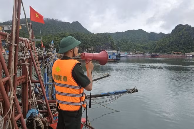 Bộ đội Biên phòng Hải Phòng tuyên truyền phòng chống bão số 1. (Ảnh: Cổng thông tin điện tử Hải Phòng).