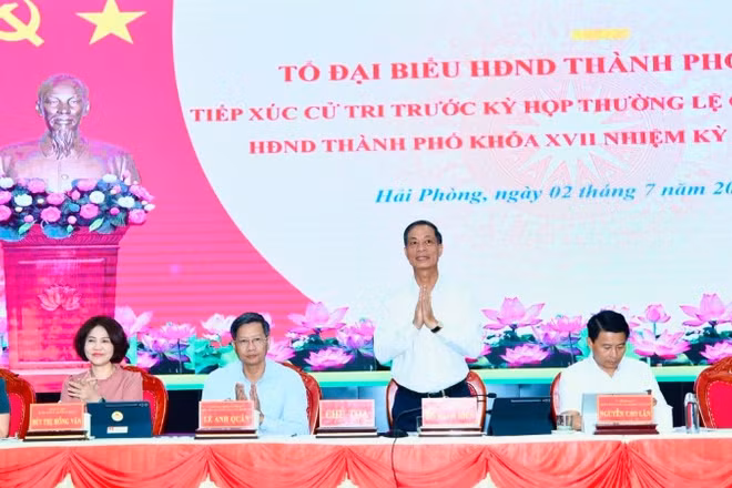 Các đại biểu Hội đồng nhân dân thành phố Hải Phòng thuộc Tổ đại biểu số 6 tiếp xúc cử tri.