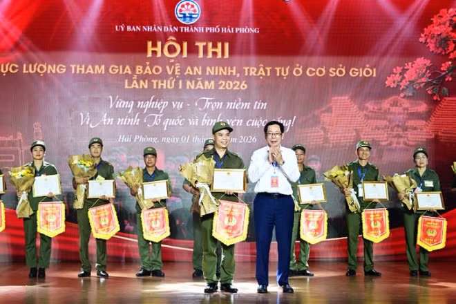 Phó Chủ tịch Ủy ban nhân dân thành phố Hải Phòng Vũ Tiến Phụng trao giải A cho đội tuyển phường Lê Chân.