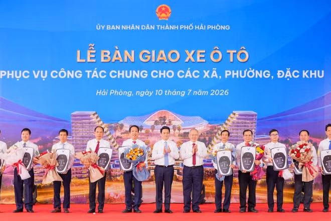 Lãnh đạo thành phố Hải Phòng thực hiện nghi thức giao xe ô tô phục vụ công tác chung cho các xã, phường, đặc khu trên địa bàn.