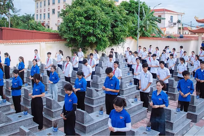 Các cấp bộ Đoàn thành phố Hải Phòng đã đồng loạt tổ chức ra quân chăm sóc phần mộ, dâng hương tưởng niệm tại 100% đền, đài tưởng niệm, nghĩa trang liệt sĩ và công trình ghi công liệt sĩ trên địa bàn thành phố. (Ảnh: Thành Đoàn Hải Phòng)