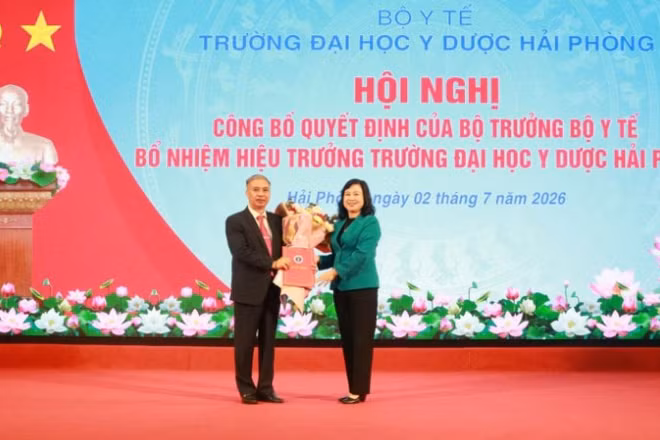 Đồng chí Đào Hồng Lan, Ủy viên Trung ương Đảng, Bộ trưởng Y tế trao Quyết định và chúc mừng Phó Giáo sư, Tiến sĩ, Bác sĩ Nguyễn Văn Khải.