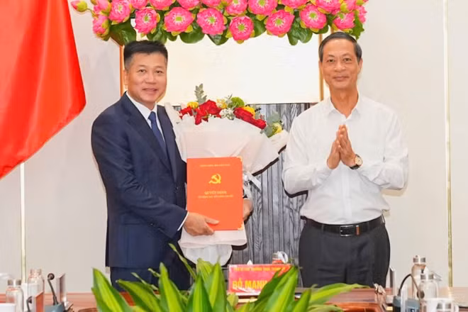Phó Bí thư Thường trực Thành ủy Hải Phòng Đỗ Mạnh Hiến trao Quyết định của Ban Thường vụ Thành ủy Hải Phòng cho đồng chí Nguyễn Bình Khánh. (Ảnh: ĐÀM THANH)