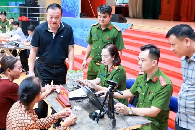 Chính quyền đặc khu Cát Hải phối hợp với lực lượng Công an tổ chức thu nhận mẫu sinh phẩm ADN cho thân nhân liệt sĩ chưa xác định danh tính trên địa bàn. (Ảnh: XUÂN THỦY)