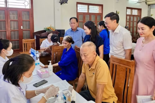 Phường Hải An (Hải Phòng) phối hợp Bệnh viện Hữu nghị Việt-Tiệp và Bệnh viện đa khoa Quốc tế tổ chức khám sức khỏe định kỳ, khám sàng lọc miễn phí cho người có công cao tuổi, người khuyết tật cao tuổi và thành viên hộ cận nghèo cao tuổi trên địa bàn.