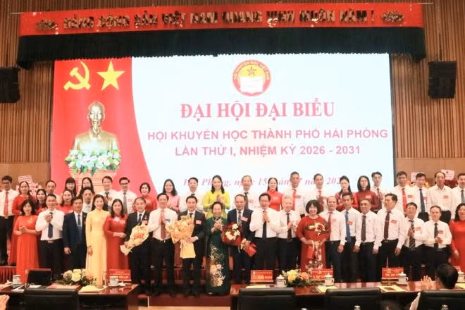 Ban Chấp hành Hội Khuyến học thành phố Hải Phòng khóa I ra mắt tại Đại hội.