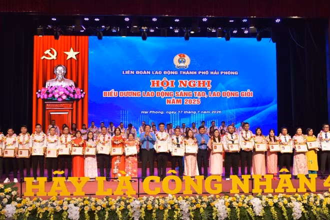 Liên đoàn Lao động Hải Phòng biểu dương lao động sáng tạo, lao động giỏi năm 2025. (Ảnh: XUÂN TRƯỜNG)