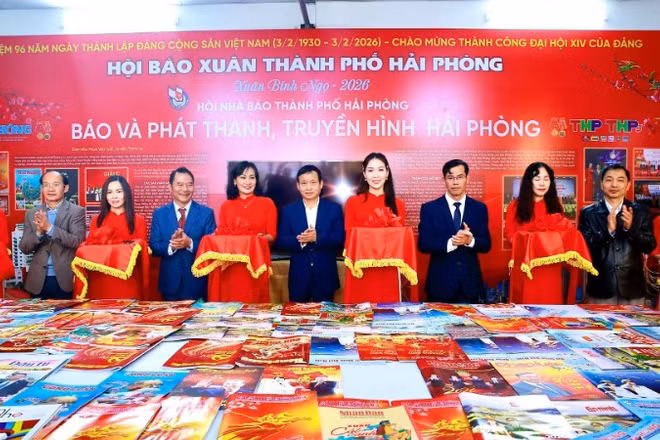 Các đại biểu thực hiện nghi thức khai mạc Hội báo Xuân Bính Ngọ 2026 thành phố Hải Phòng.