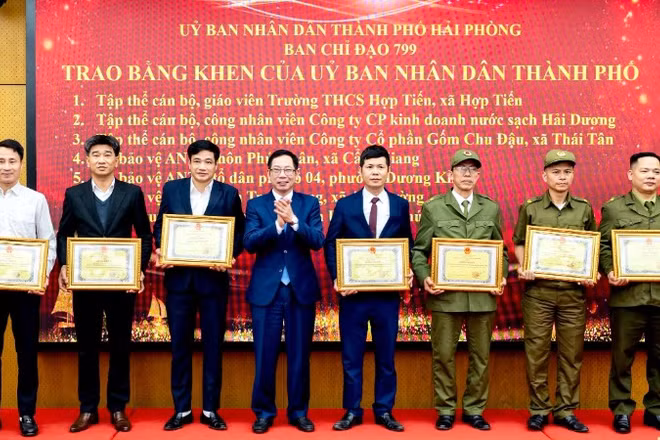 Phó Chủ tịch Ủy ban nhân dân thành phố Hải Phòng Vũ Tiến Phụng trao Bằng khen của Chủ tịch Ủy ban nhân dân thành phố cho các tập thể, cá nhân có thành tích xuất sắc trong công tác phòng chống tội phạm, tệ nạn xã hội và xây dựng phong trào toàn dân bảo vệ an ninh Tổ quốc năm 2025.