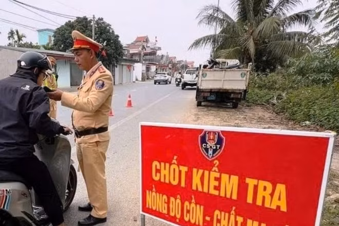 Cảnh sát giao thông Công an Hải Phòng lập chốt kiểm tra nồng độ cồn-chất ma túy dịp Tết Nguyên đán Bính Ngọ 2026.
