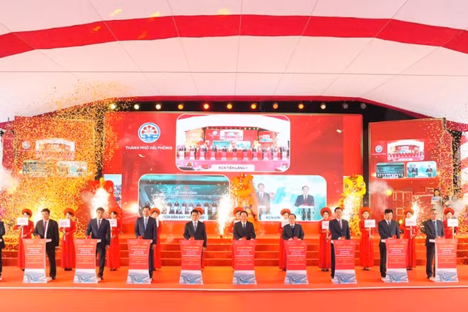 Các đại biểu thực hiện nghi thức khởi công Dự án đầu tư xây dựng và kinh doanh kết cấu hạ tầng Khu công nghiệp Tiên Lãng 1.