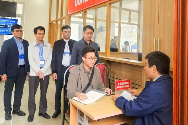 Cán bộ Sở Xây dựng Hải Phòng giải đáp, hướng dẫn về hồ sơ, trình tự thực hiện chính sách nhà ở xã hội.