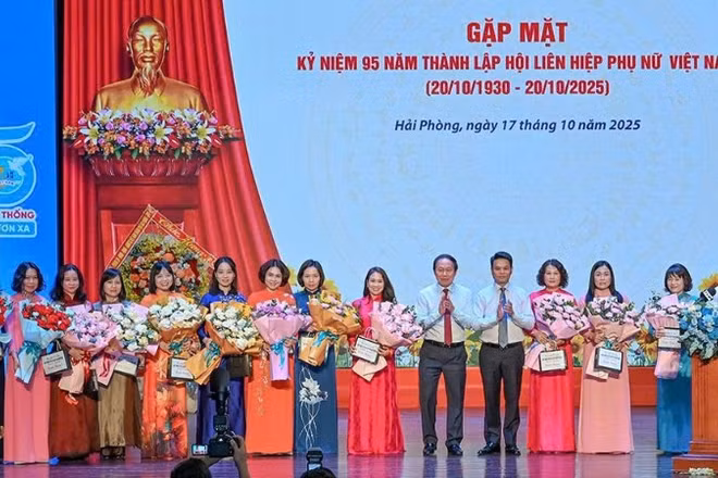 Các đồng chí lãnh đạo thành phố Hải Phòng chúc mừng, biểu dương cán bộ nữ, cán bộ Hội phụ nữ Hải Phòng tại buổi gặp mặt.
