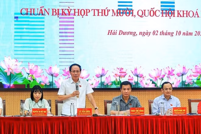 Đồng chí Lê Tiến Châu, Ủy viên Trung ương Đảng, Bí thư Thành ủy, Trưởng Đoàn đại biểu Quốc hội thành phố Hải Phòng tiếp xúc cử tri 13 xã, phường phía tây thành phố.