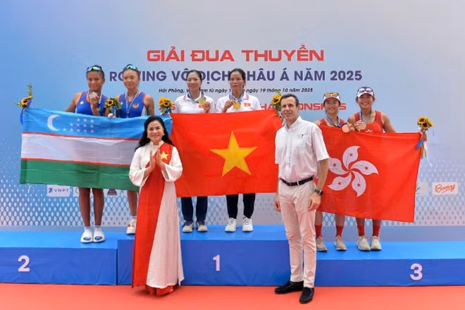 Ban tổ chức trao huy chương cho các vận động viên tại giải.
