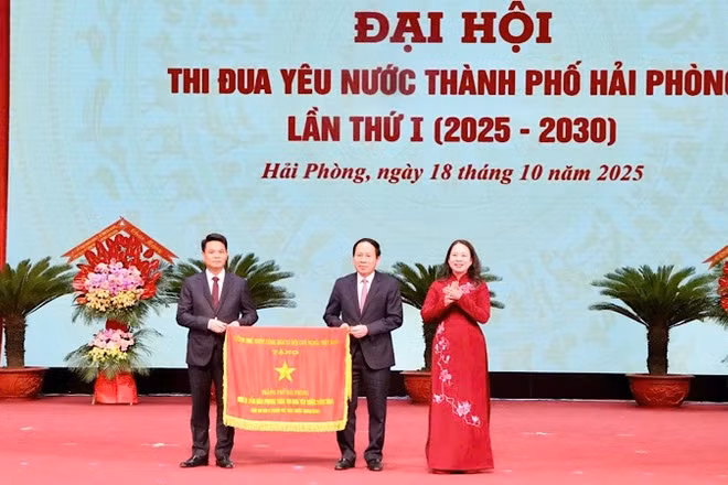 Tại Đại hội, Phó Chủ tịch nước Võ Thị Ánh Xuân trao Cờ thi đua của Chính phủ cho thành phố Hải Phòng.