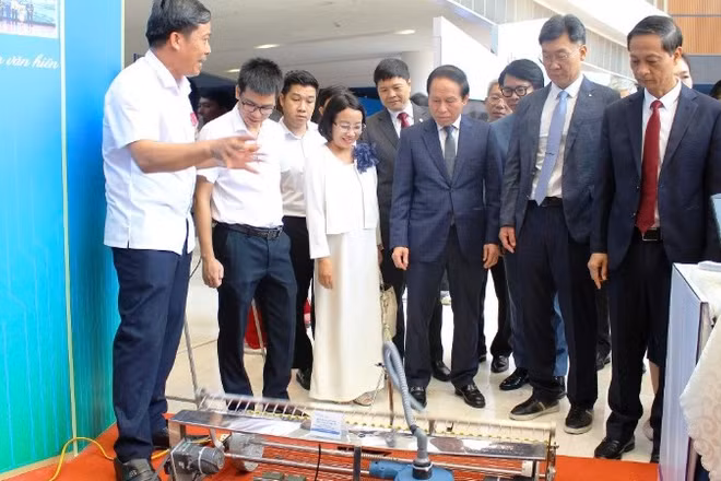 Lãnh đạo thành phố Hải Phòng tham quan gian hàng tại Techfest Hải Phòng 2025. (Ảnh minh họa: XUÂN TRƯỜNG)