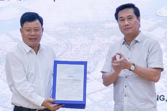 Thứ trưởng Xây dựng Nguyễn Tường Văn bàn giao hồ sơ điều chỉnh quy hoạch chung xây dựng khu kinh tế Đình Vũ-Cát Hải đến năm 2045 cho Trưởng Ban Quản lý Khu Kinh tế Hải Phòng Lê Trung Kiên.