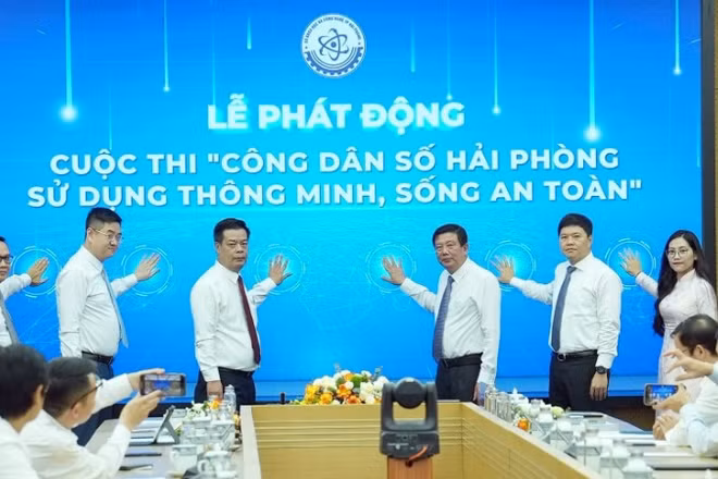 Các đại biểu thực hiện nghi thức phát động Cuộc thi “Công dân số Hải Phòng - sử dụng thông minh, sống an toàn”. (Ảnh: PHAN TUẤN)