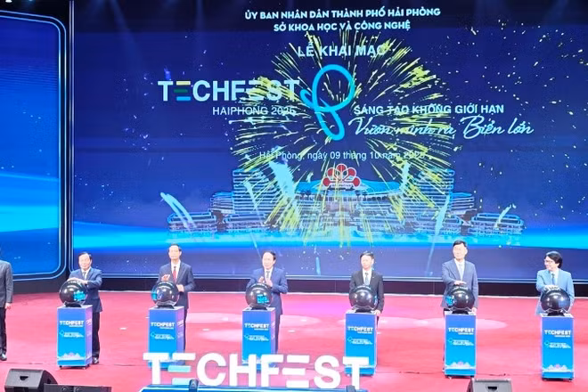 Các đại biểu thực hiện nghi thức khai mạc Techfest Hải Phòng 2025.