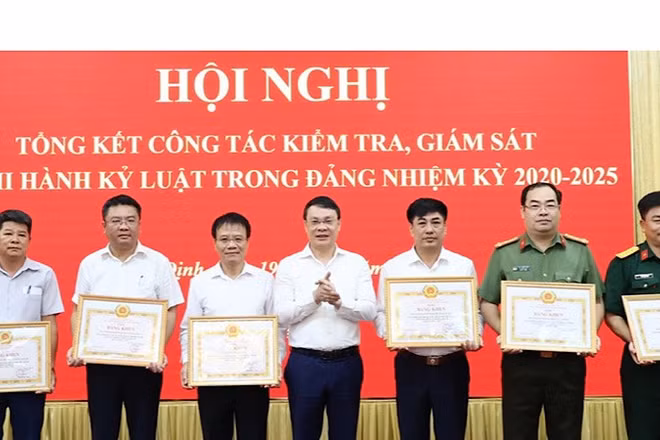 Đồng chí Đặng Khánh Toàn, Bí thư Tỉnh ủy Nam Định trao Bằng khen cho 7 tập thể tiêu biểu.