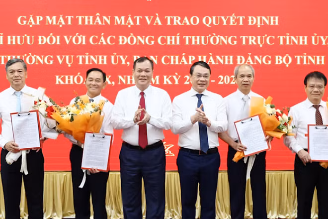 Trao quyết định nghỉ hưu cho các đồng chí Ủy viên Ban Thường vụ Tỉnh ủy, Ủy viên Ban Chấp hành Đảng bộ tỉnh Nam Định khóa XX.
